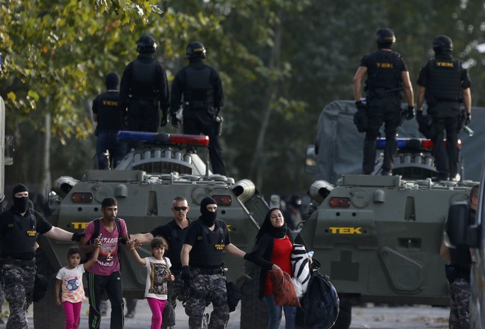 IS cũng từng đe dọa rằng sẽ khiến châu Âu tràn ngập người tị nạn Hồi giáo, khoảng 500.000 người trong năm nay.