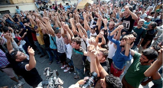 Dòng người tị nạn biểu tình ở Hungary. Ảnh redstate