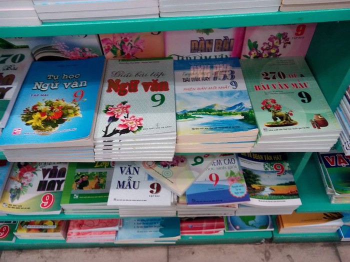 Sách tham khảo được bày bán la liệt nhưng học sinh cứ phải sách của sở giáo dục ( Ảnh: Thanh An)