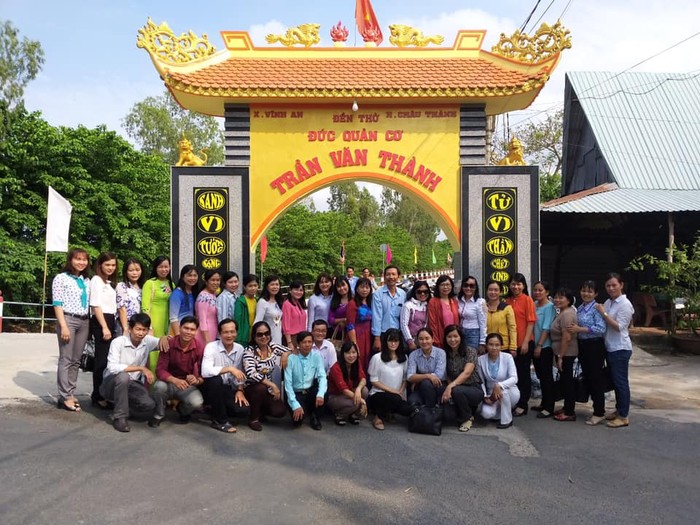 Các giáo viên Ngữ văn huyện Châu Thành (An Giang) tại đền thờ Đức Quản cơ Trần Văn Thành