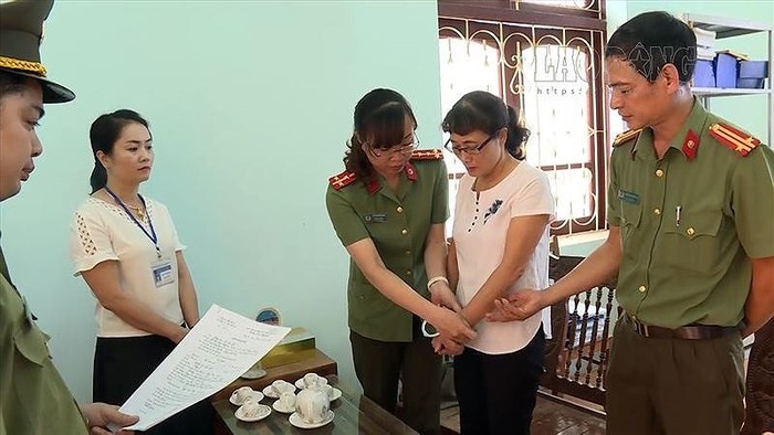 Bà Nguyễn Thị Hồng Nga nhận quyết định khởi tố của cơ quan điều tra (Ảnh: Báo Lao động)