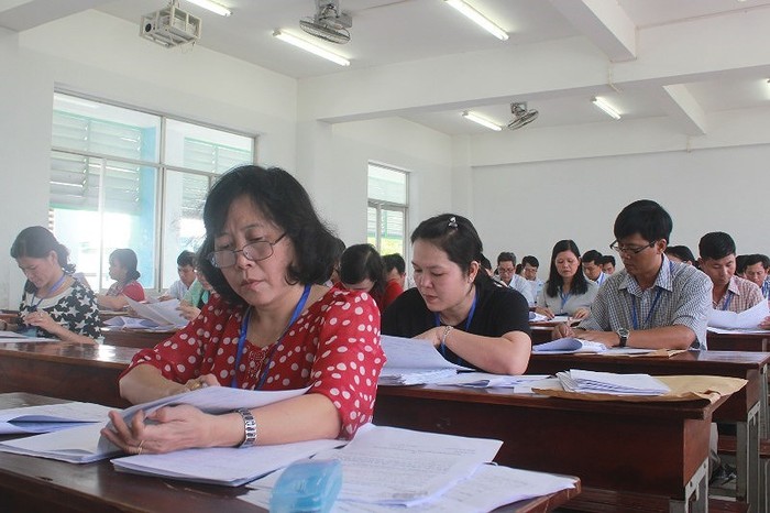 Công việc chấm thi môn Ngữ văn luôn căng thẳng và được thực hiện một cách cẩn thận (Ảnh minh họa: Báo Pháp luật thành phố Hồ Chí Minh)