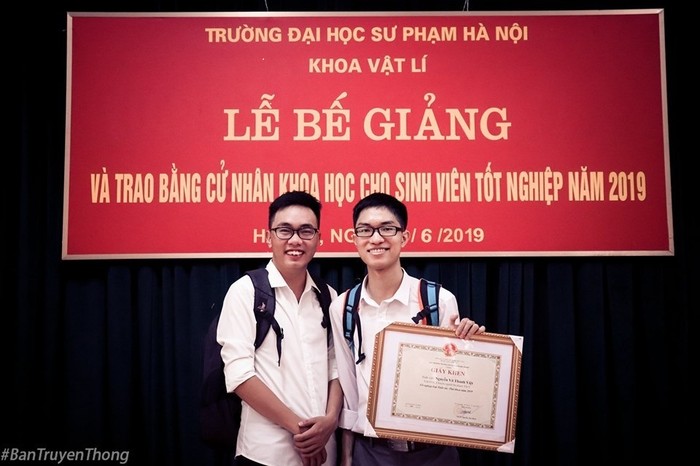 Nguyễn Võ Thanh Việt (bên phải) trong ngày bế giảng (Ảnh: Báo Vietnamnet)