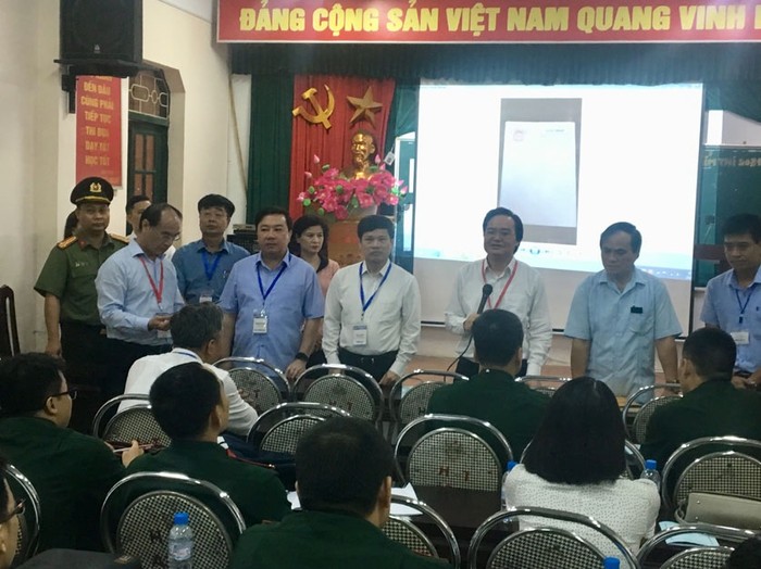 Bộ trưởng Phùng Xuân Nhạ kiểm tra công tác chuẩn bị cho kỳ thi năm 2019 tại Hà Nội (Ảnh: Báo Hà Nội mới)