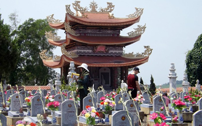 Người dân thắp hương tại nghĩa trang Đường 9, Quảng Trị (Ảnh minh họa: Báo Vietnamnet)