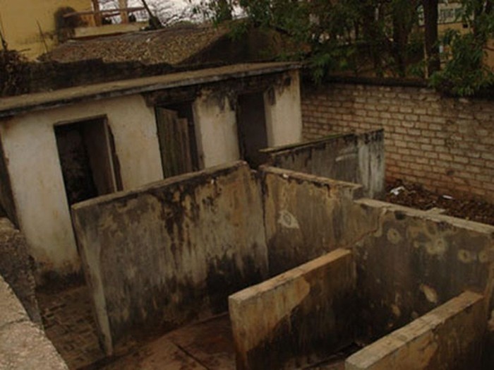 Tình trạng thiếu nhà vệ sinh trong nhiều trường học vẫn đang xảy ra (Ảnh minh họa: Báo Vietnamnet)
