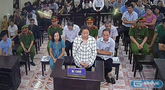 Bị cáo Lê Thị Dung và Phạm Văn Khuông trước phiên tòa (Ảnh: Trinh Phúc)