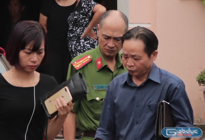 Ông Vũ Văn Sử (người ngoài cùng bên phải) đến dự phiên tòa xét xử gian lận điểm thi ở Hà Giang vừa qua (Ảnh: Trinh Phúc).