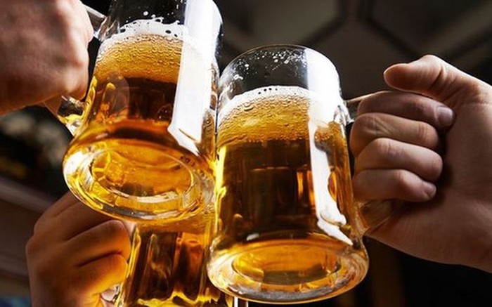 Nghị định 100/2019/NĐ-CP đã hướng dẫn phạt nặng vào những người uống rượu bia khi điều khiển các phương tiện giao thông ( Ảnh minh họa: VnEconomy.vn)