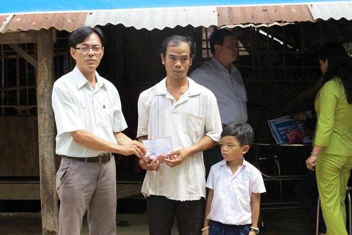 Thầy Trương Kỉnh Nhơn (bên trái) trong một lần đi làm từ thiện (Ảnh nhân vật cung cấp)