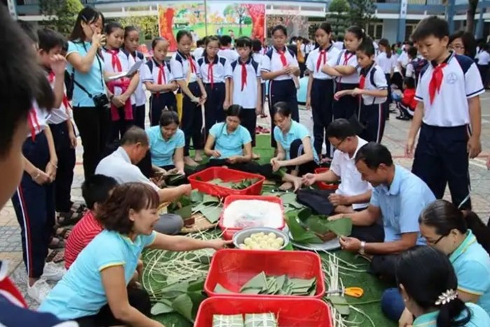 Thầy trò Trường Tiểu học Phước Thắng (Bà Rịa- Vũng Tàu) gói bánh chưng tặng học sinh nghèo (Ảnh minh họa: Báo Văn hóa)
