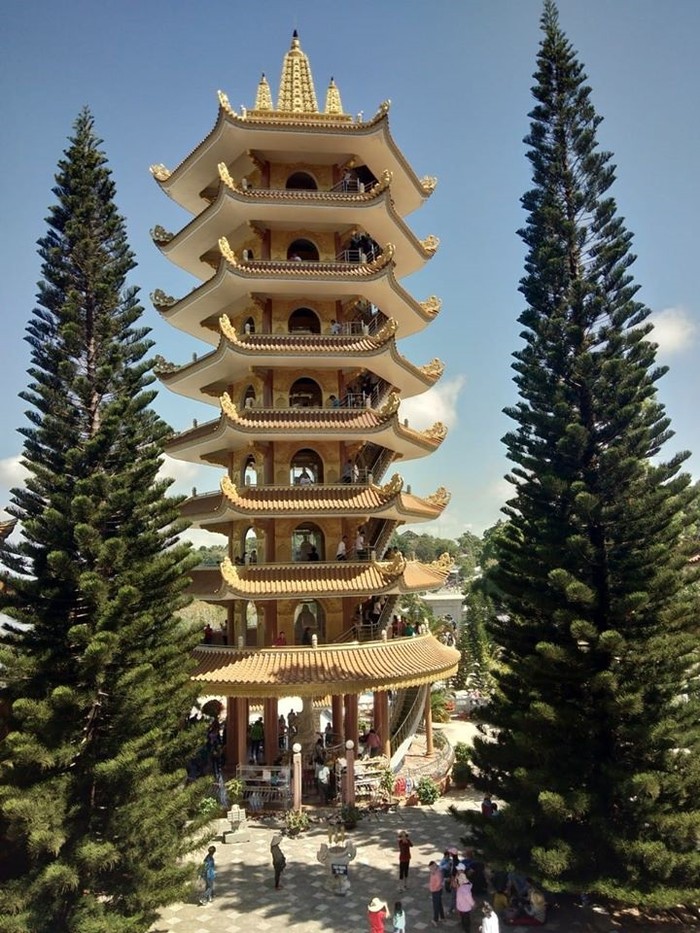 Ngôi bảo tháp trước chùa Vạn Linh