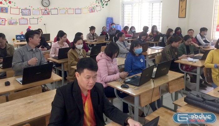 Giáo viên Thị xã Phú Thọ đang được hướng dẫn cách thực hiện bài giảng trực tuyến. (Ảnh: Phòng Giáo dục và Đào tạo Thị xã Phú Thọ)