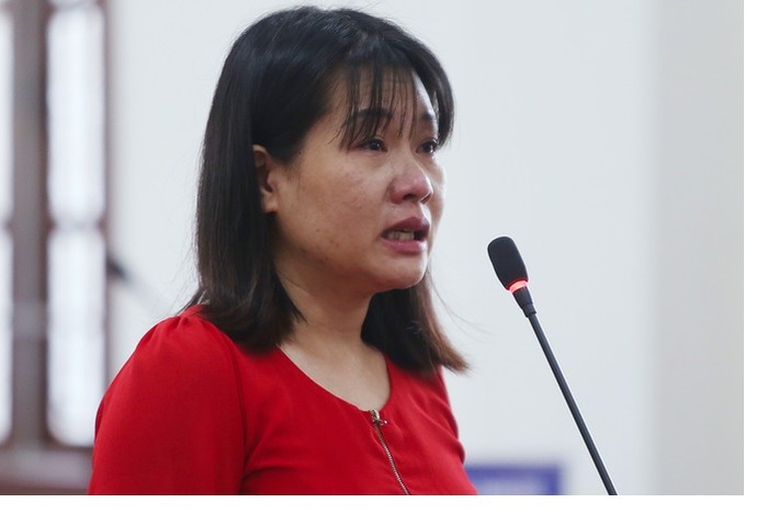 Bị cáo Nguyễn Thị Thu Loan đã khóc tại phiên tòa (Ảnh: Báo VnExpress)