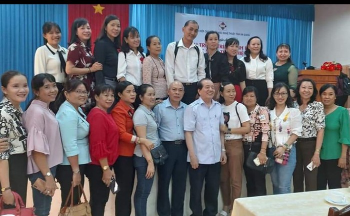 Nhà thơ Hữu Thỉnh chụp ảnh lưu niệm cùng các thầy cô dạy Văn ở An Giang (Ảnh: CTV)