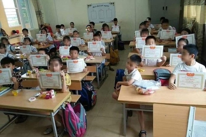Hình ảnh em học sinh ngồi đầu bàn không được khen thưởng trở nên lẻ loi trong lớp (Ảnh minh họa: Báo Lao động)