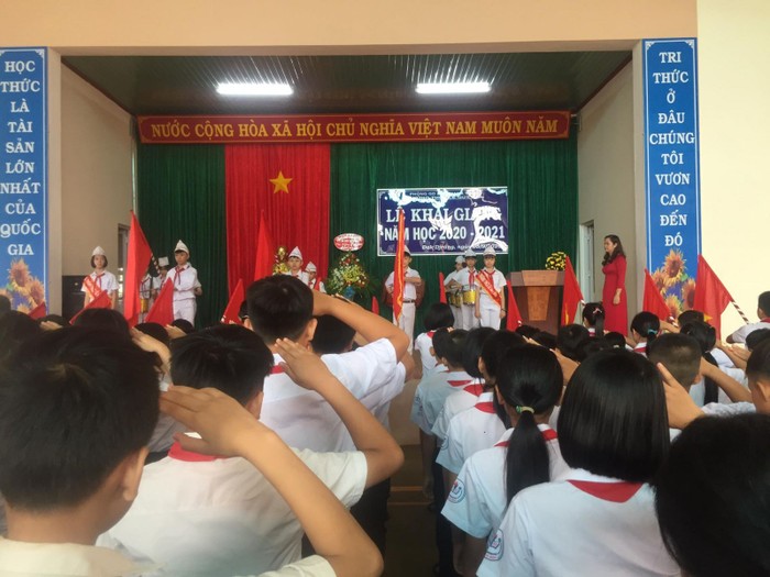 Hình ảnh ngày Khai giảng của Trường trung học cơ sở Lê Qúy Đôn: ảnh từ website của nhà trường