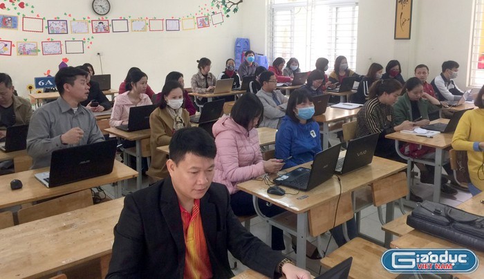 Việc tập huấn, giảng dạy của giáo viên ngày nay thường gắn liền với những chiếc laptop (Ảnh minh họa: Phòng Giáo dục và Đào tạo thị xã Phú Thọ)