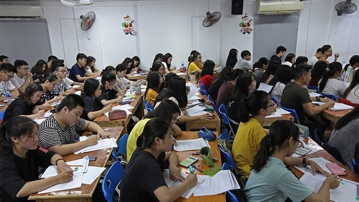 Từ hoạt động dạy thêm đang đem lại một nguồn thu nhập khá cao cho nhiều giáo viên (Ảnh minh họa: Báo Vietnamnet)