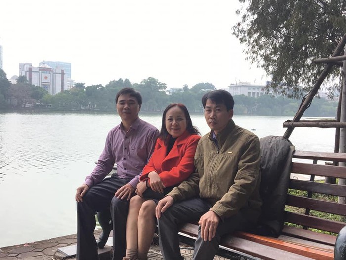 Một số cộng tác viên quen thuộc của Tạp chí điện tử Giáo dục Việt Nam trong dịp găp mặt đầu năm 2019 (Từ trái sang: thầy Đỗ Tấn Ngọc, cô Phan Tuyết và tác giả bài viết)
