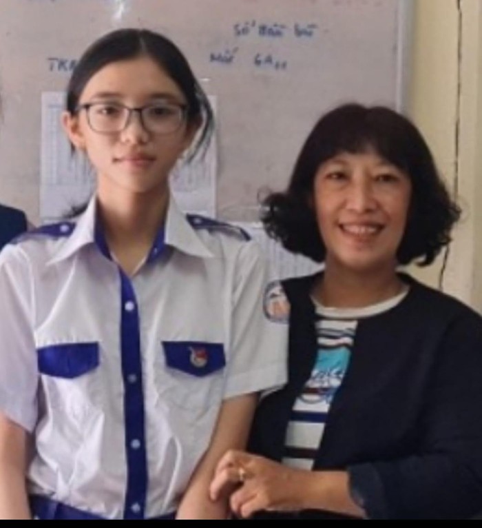 Em Nguyễn Thị Mai Khanh và cô giáo chủ nhiệm lớp 9 của mình (Ảnh nhân vật cung cấp)