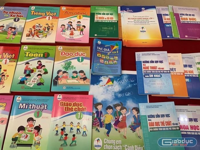 Chương trình lớp 1, lớp 2 có nhiều môn học nhưng những địa phương phải dạy và học trực tuyến thì chủ yếu mới dạy môn Tiếng Việt và Toán. (Ảnh minh họa: Thùy Linh)