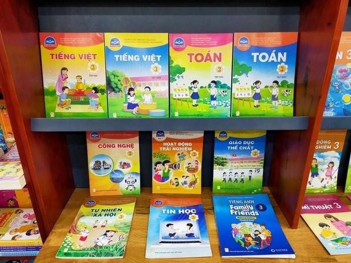 Năm nào cũng lựa chọn sách giáo khoa là không cần thiết (Ảnh minh họa: Nhà xuất bản Giáo dục Việt Nam)