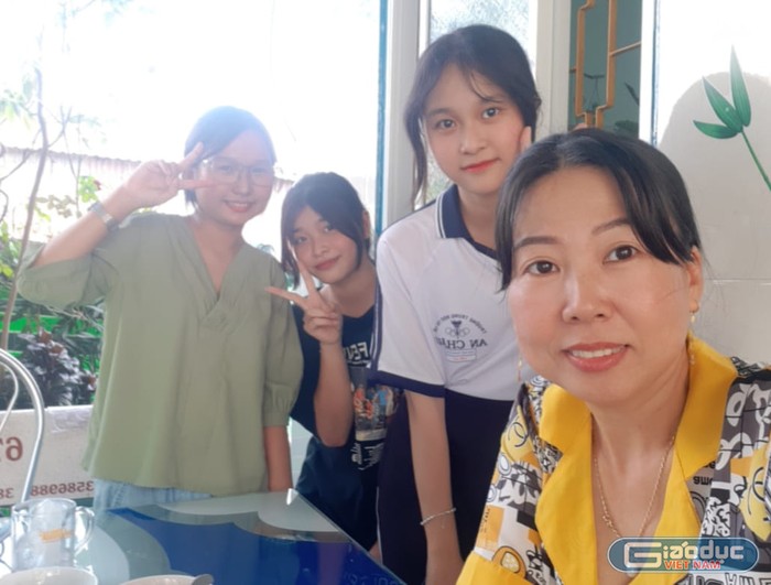 Em Phúc Hậu (ngoài cùng, bên trái), Kim Vàng, Thanh Huyền và cô giáo ôn thi học sinh giỏi môn Ngữ văn (Ảnh: nhân vật cung cấp)