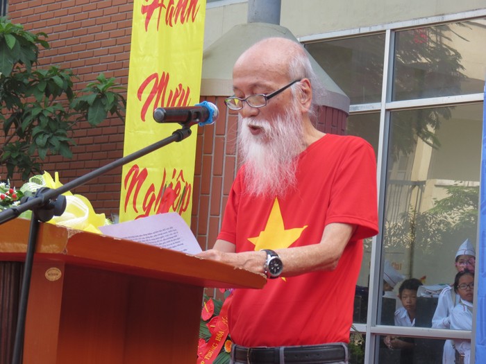 PGS Văn Như Cương phát biểu tại lễ khai giảng năm học 2014-2015. Ảnh Hồng Nhung.