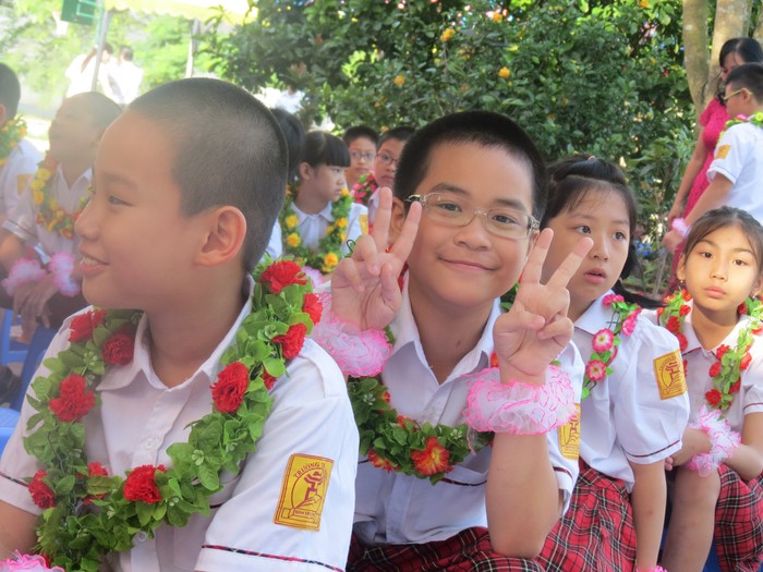 Ngập tràn sắc cờ hoa ngày toàn dân đưa trẻ tới trường ảnh 7