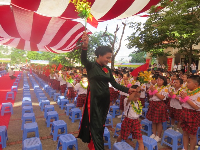 Ngập tràn sắc cờ hoa ngày toàn dân đưa trẻ tới trường ảnh 3