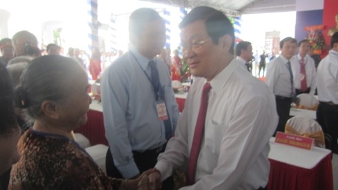 Chủ tịch nước chào, bắt tay thân mật với các Bà mẹ Việt Nam Anh hùng của tỉnh Long An