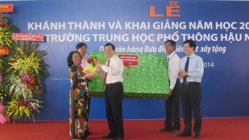 Chủ tịch nước Trương Tấn Sang trao tặng quà kỷ niệm cho BGH trường Hậu Nghĩa.