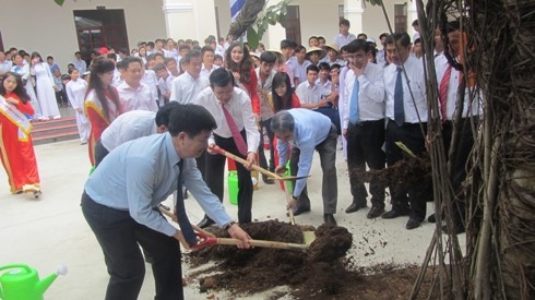 Cùng với lãnh đạo tỉnh Long An trồng cây lưu niệm tại ngôi trường giàu truyền thống của tỉnh Long An