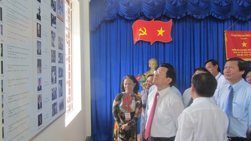 Chủ tịch nước tham quan, xem thông tin tại phòng truyền thống của trường