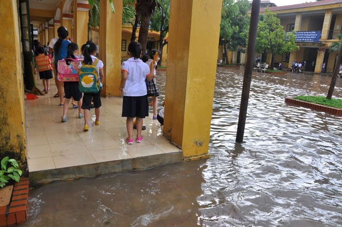 Nước ngập cao khiến việc di chuyển của học sinh gặp nhiều khó khăn
