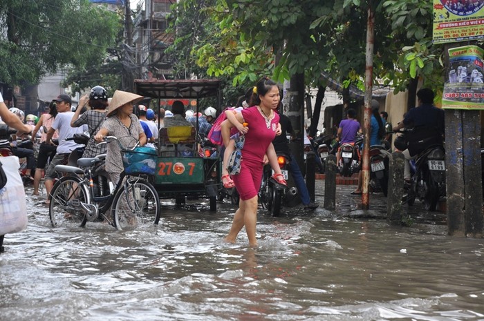 Giữa thủ đô Hà Nội vẫn còn hình ảnh cha mẹ cõng con lội nước đi học