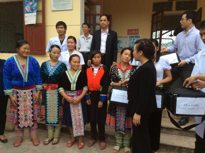 Bộ trưởng Bộ Y tế tặng quà cho các cô đỡ thôn bản tại trạm y tế xã Nậm Kè