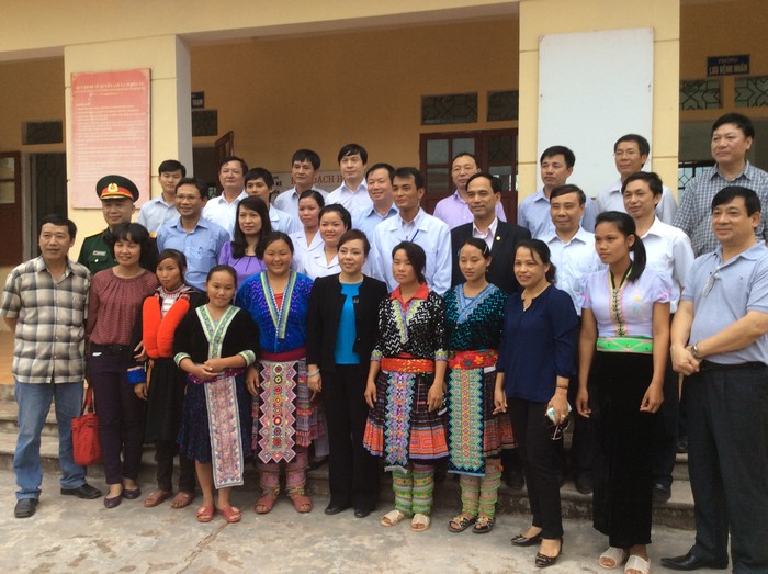 Nữ Bộ trưởng chụp ảnh lưu niệm cùng các cô đỡ thôn bản và cán bộ y tế trạm xá Nậm Kè