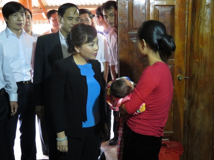 Bộ trưởng hỏi thăm về sức khỏe của em bé và được biết cháu được sinh tại nhà