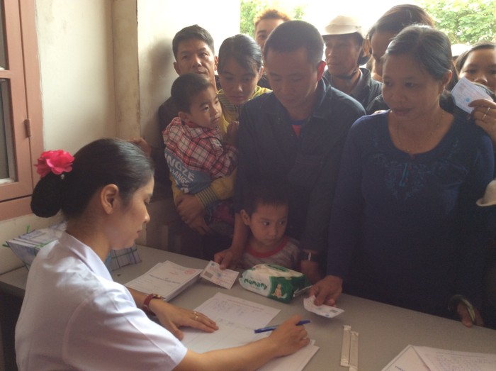 Hơn 600 người dân huyện Mường Nhé được khám bệnh và phát thuốc miễn phí trong chương trình &quot;Thầy thuốc trẻ tình nguyện vì sức khỏe cộng đồng&quot; do Bộ Y Tế, Hội thầy thuốc trẻ Việt Nam cùng Bệnh viện Nhi Trung Ương tổ chức.