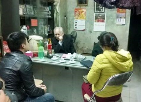 Người nhà của Vũ Ngọc Dương (ở giữa) trong vụ án oan gần đây ở thù đô Hà Nội. Ảnh: Xuân Quang