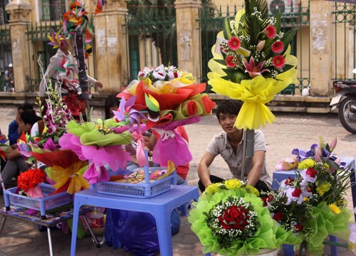 Đủ các loại hoa được bày bán trên đường trước ngày Nhà giáo Việt Nam. Ảnh minh họa. Nguồn: internet
