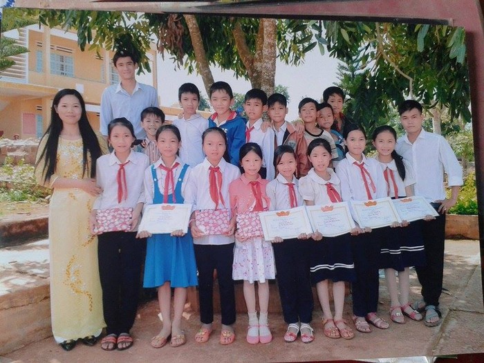 Cô giáo Nguyễn Thị Thu Hường bên các học trò thân yêu tại ngôi trường tiểu học Đan Phượng 2, Lâm Đồng. Ảnh: NVCC