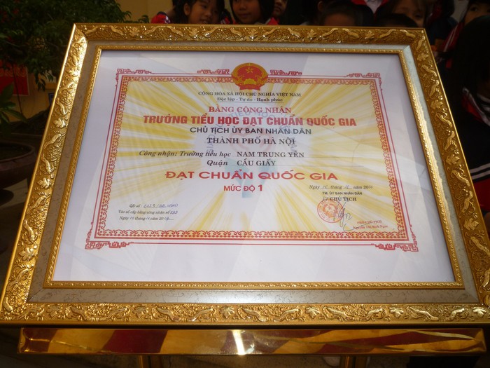 Ngày 20/11/2014, Trường tiểu học Nam Trung Yên vinh dự đón nhận bằng công nhận trường tiểu học đạt chuẩn quốc gia