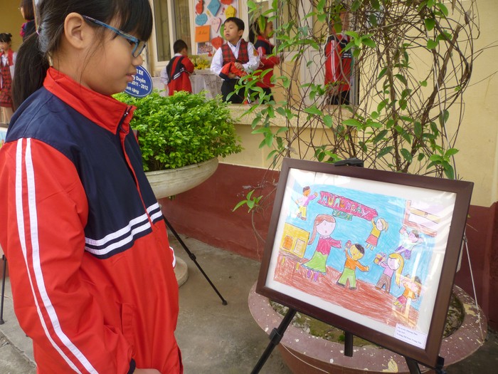 Các bức tranh do chính học sinh trong trường vẽ được bày dọc lối đi để các phụ huynh và khách mời có thể thưởng thức