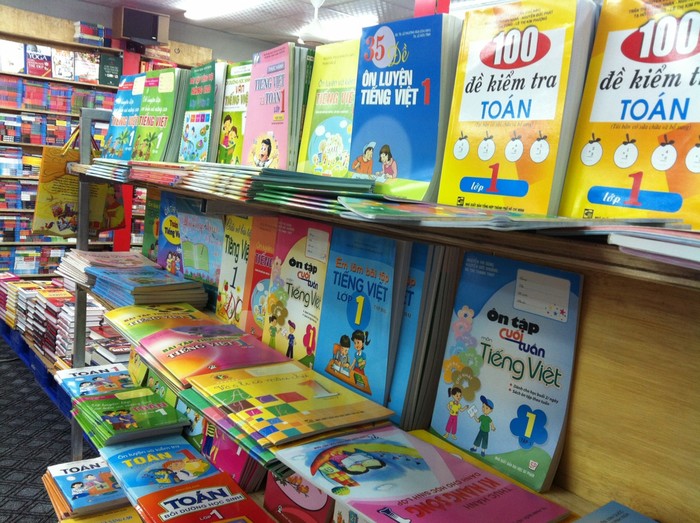 Sách tham khảo dành cho học sinh lớp 1 được bày bán rất nhiều, không dưới chục đầu sách mỗi môn Toán, Tiếng Việt. Ảnh: Thiên Thanh