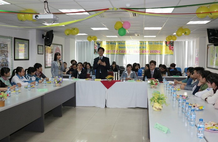 Ông Eric Wu – Phó Tổng Giám đốc Cathay Life Việt Nam cùng banlãnh đạo công ty, sinh viên nhận học bổng chia sẻ tâm tư, nguyện vọng