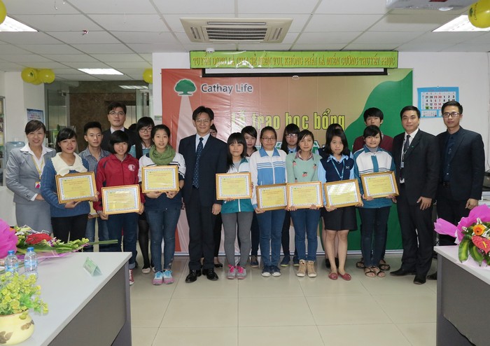 Ban lãnh đạo Công ty TNHH Bảo Hiểm Nhân Thọ Cathay Việt Nam trao học bổng “Thịnh Trí Thành Tài Cùng Cathay” cho các sinh viên thuộc các trường đại học tại Hà Nội