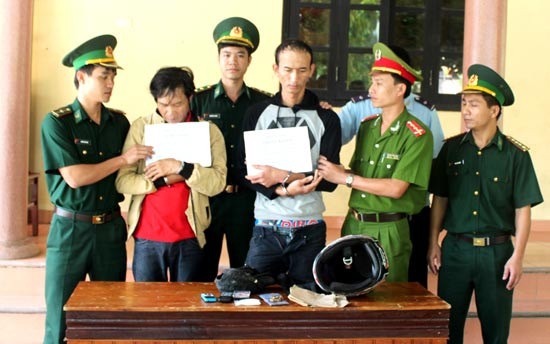 2 đối tượng Choi Ù Khăm và Xí Xu Phăn bị bắt cùng tang vật tại cơ quan điều tra.